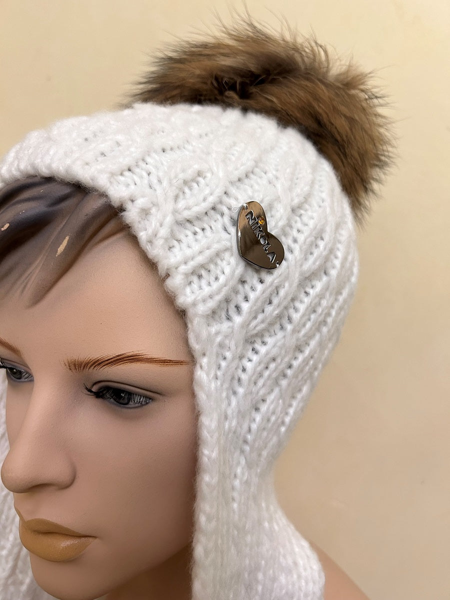 25 W78 Elegante Wintermütze in Weiß