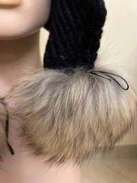 24 W 138 Elegante Wintermütze mit Bommeln in schwarz