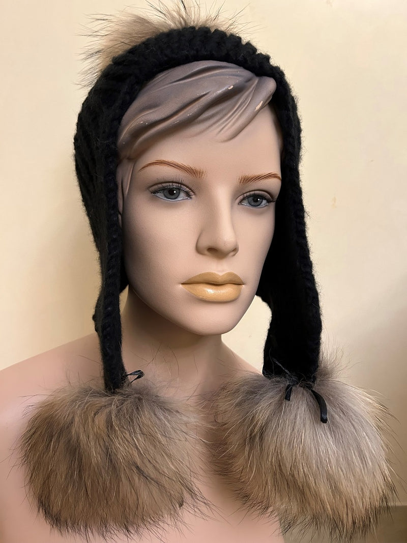 24 W 138 Elegante Wintermütze mit Bommeln in schwarz