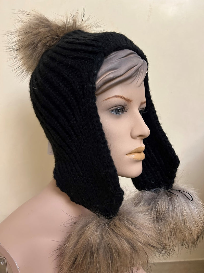 24 W 138 Elegante Wintermütze mit Bommeln in schwarz