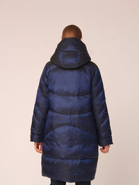 125800-206-810  Langer Steppmantel mit Kapuze in Dunkelblau